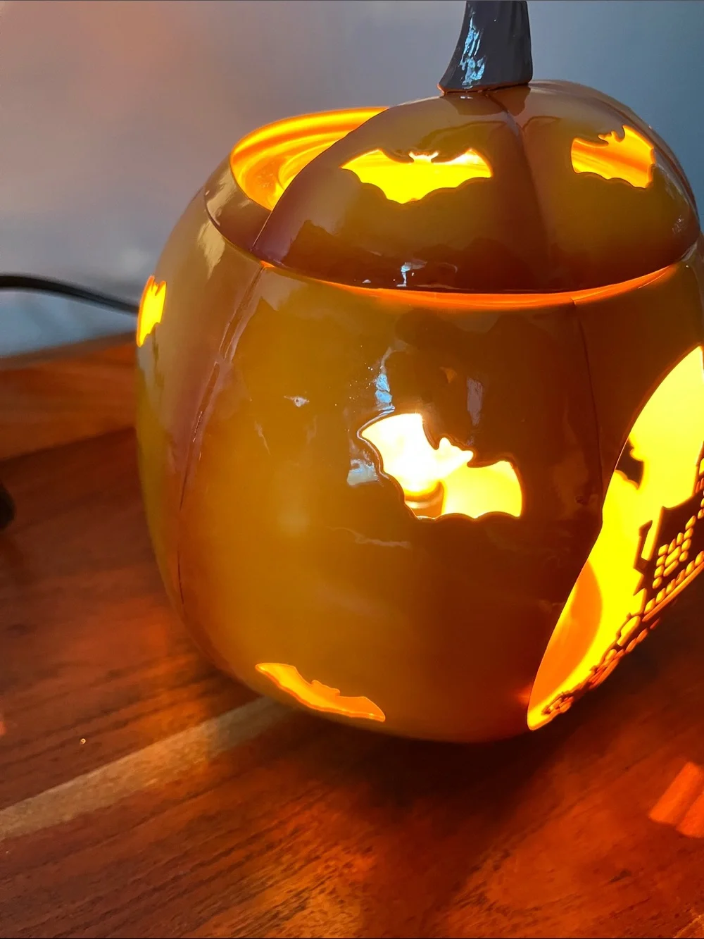 NIB • RETIRED PARANORMAL PUMPKIN SCENTSY WARMER
